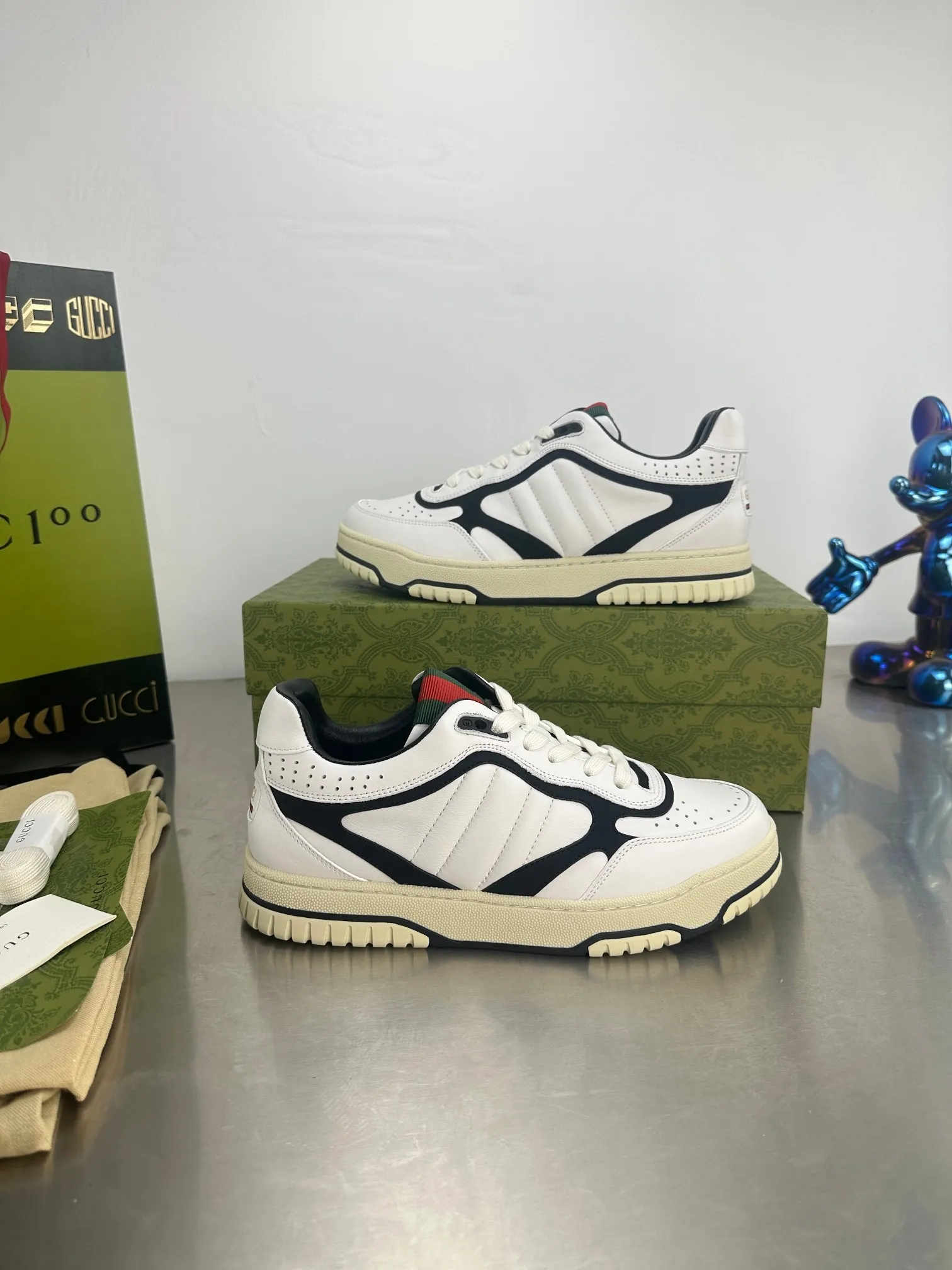 👟👟Ex-factory price 600👟👟 Gucci's latest hot-selling series of high and low-cut distressed couple's sneakers are shipped. The original version is purchased, developed and manufactured. This high-low top sneaker adopts a basketball-style silhouette design, cleverly integrated with hollow panels and distressed effects, showing its unique ingenuity. The ingenuity incorporates brand logo details such as interlocking Double G styling accessories and Gucci lettering, a low-key tribute to the brand's design heritage. Exquisite packaging at the delivery counter 🛍📦 ▪️ Fabric: Original customized imported first-layer cowhide ▪️ Inner lining: Imported first-layer cowhide ▪️ Sole: Original molded TPU sole ▪️ Sole thickness: 3cm ▪️ Size: 35-46 (Male 38 46 customized)